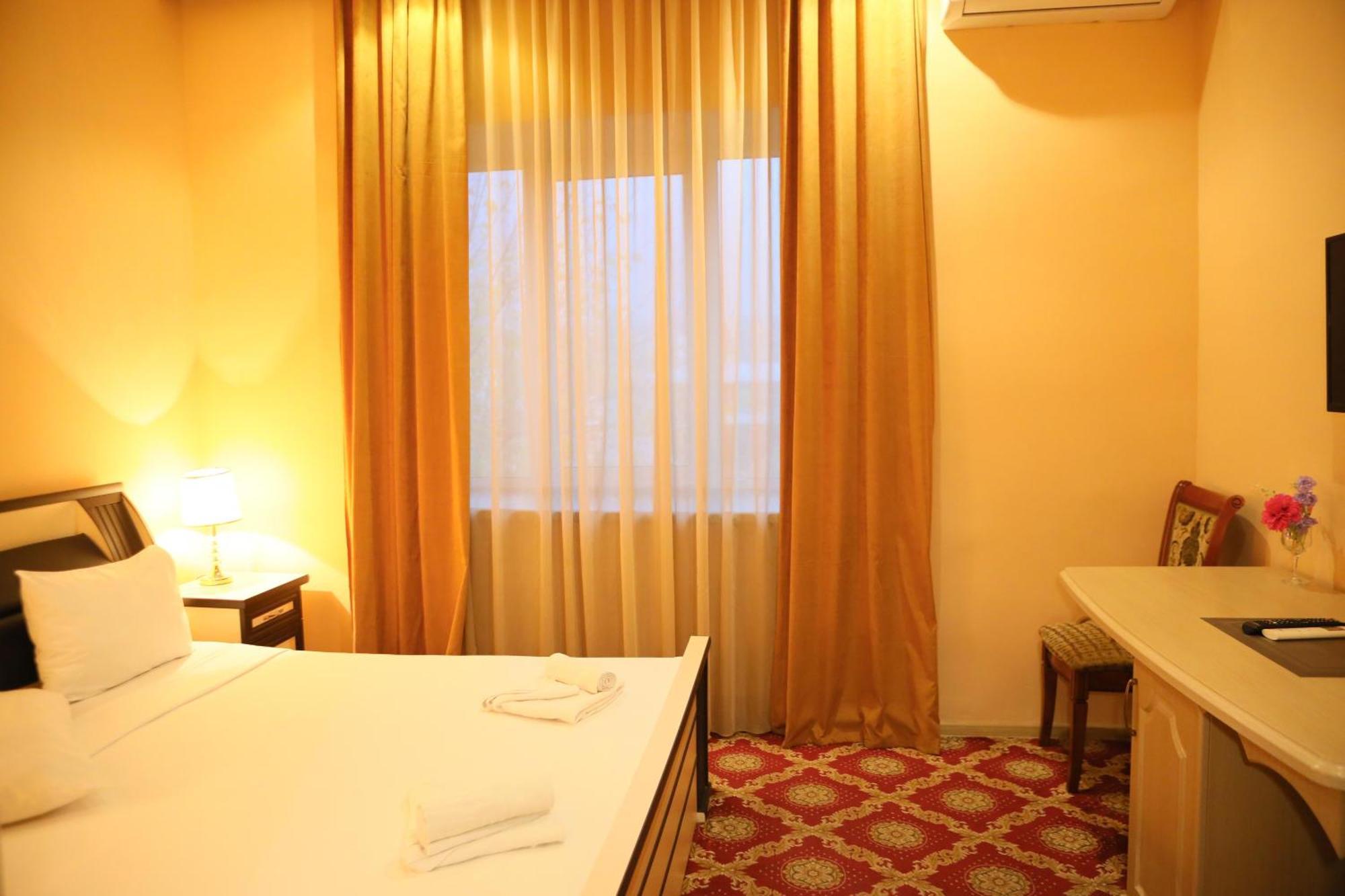 Elko Hotel Ереван Экстерьер фото